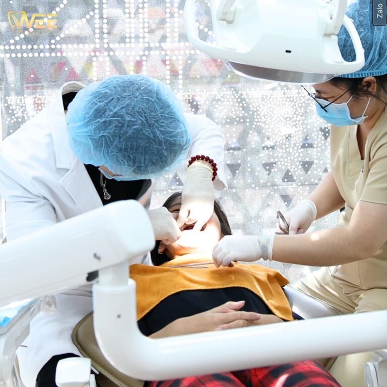 Khách hàng trải nghiệm dịch vụ nha khoa cao cấp tại WEE